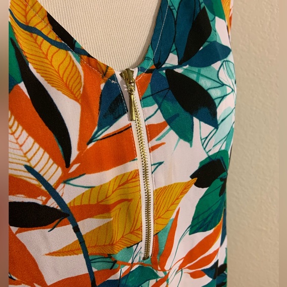 EUC Worthington Sleeveless Colored Leaves Top - Picture 3 of 8